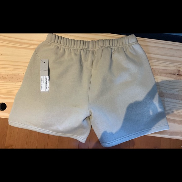ESSENTIALS oversize shorts - Picture 2 of 5